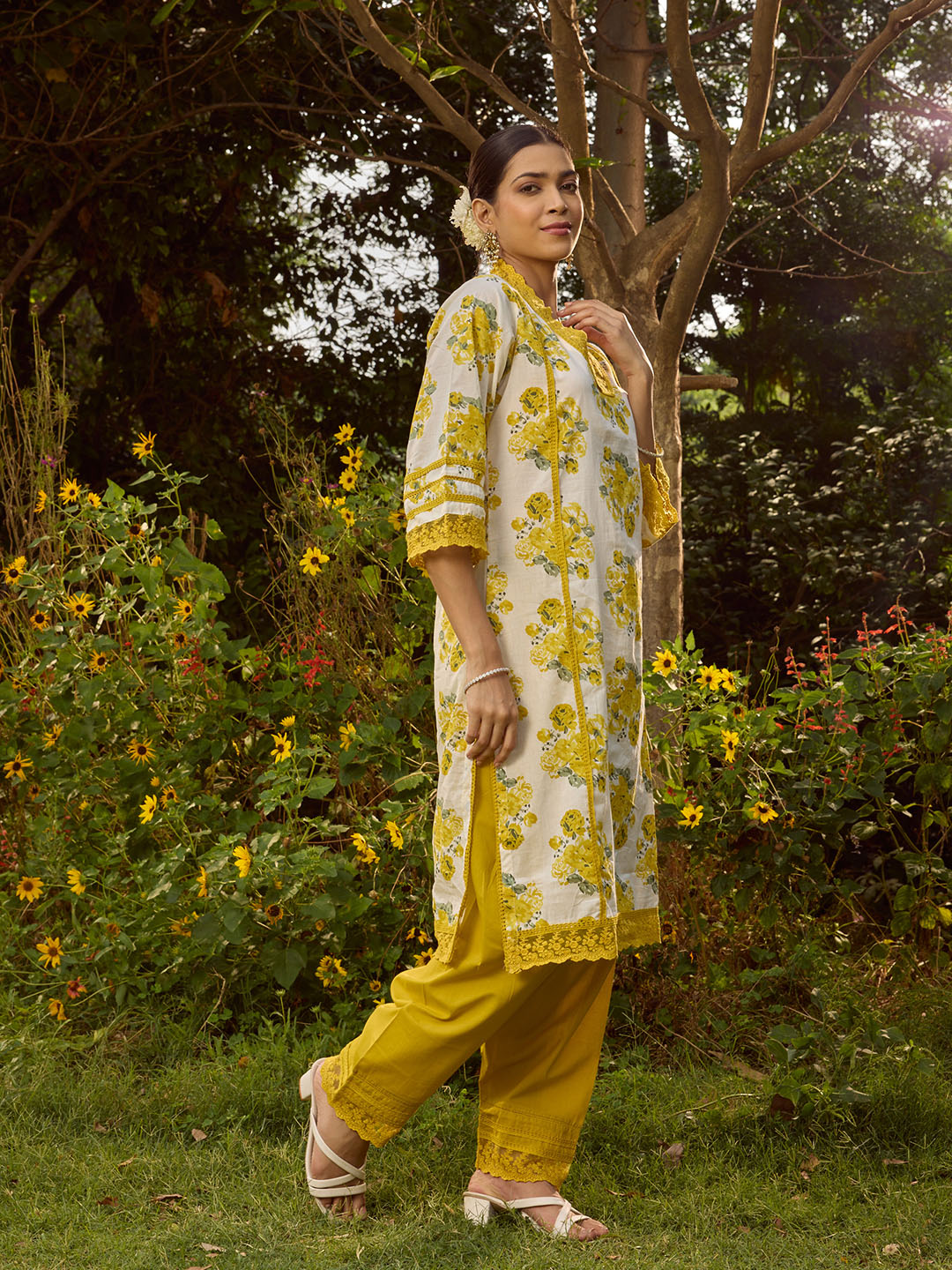 Floral Printed Cotton Blend Kurta With Pants