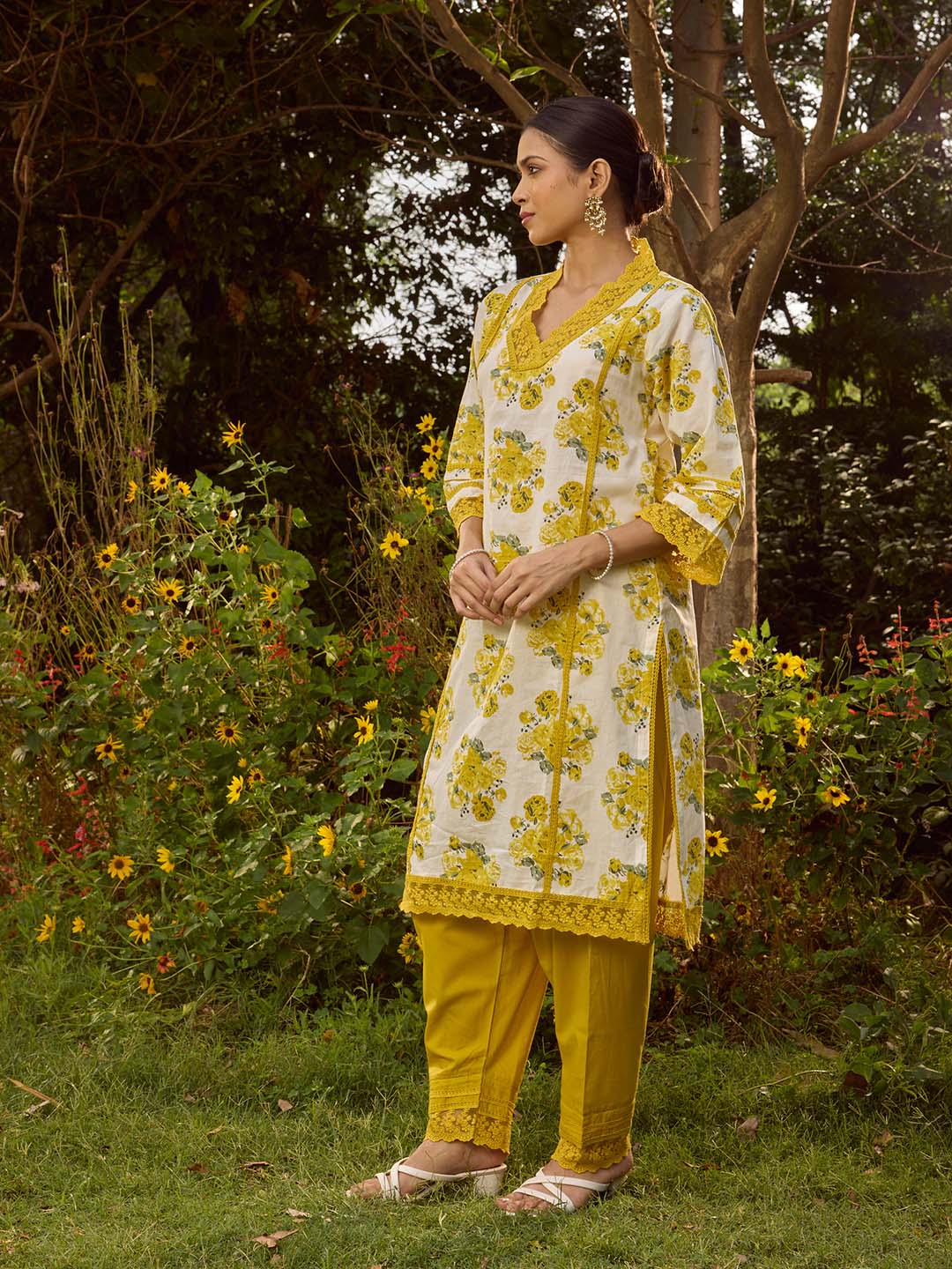 Floral Printed Cotton Blend Kurta With Pants