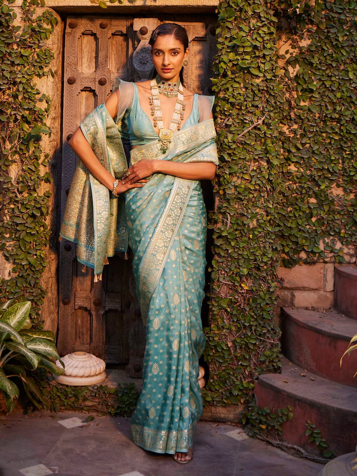Zari Booti Handloom Woven Saree