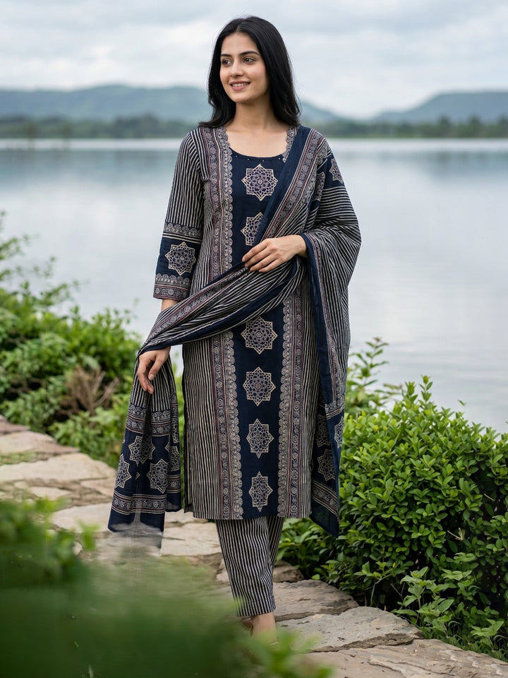 Blue Embroidered Cotton Blend Straight Round Neck Suit Set