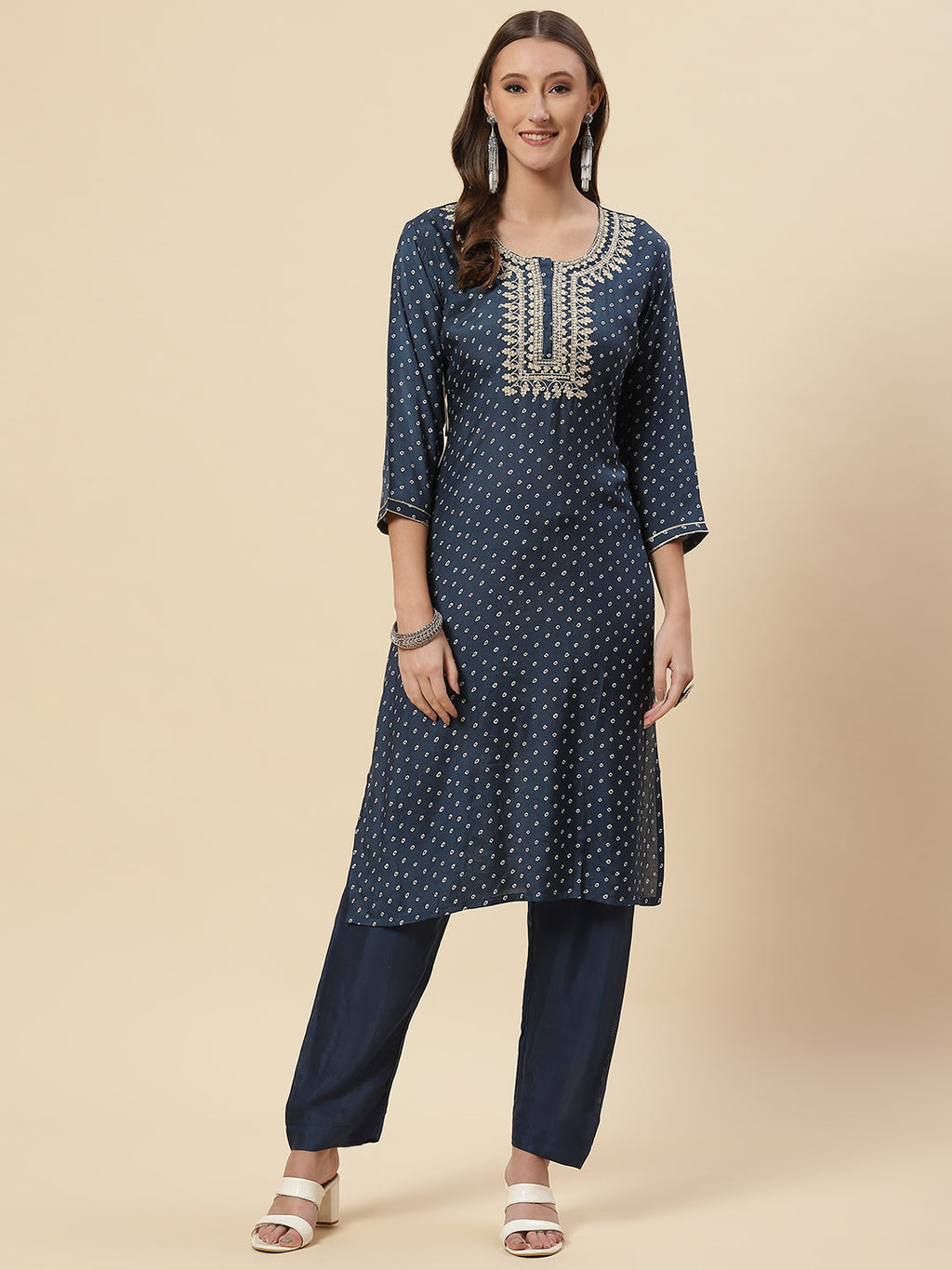 Zari Neck Embroidered Muslin Kurta With Pants