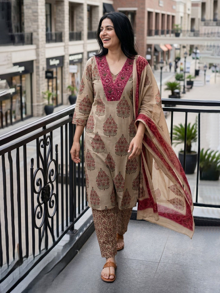 Pink Embroidered Cotton Blend Straight Round Neck Suit Set