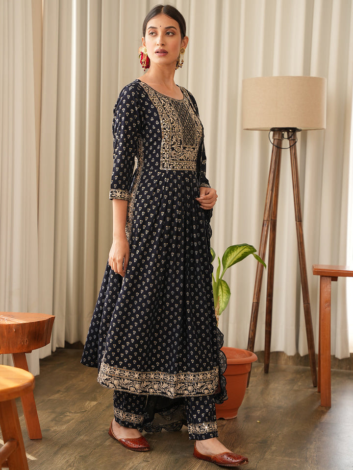 Resham Neck Booti Cotton Kurta With Pants &amp; Dupatta