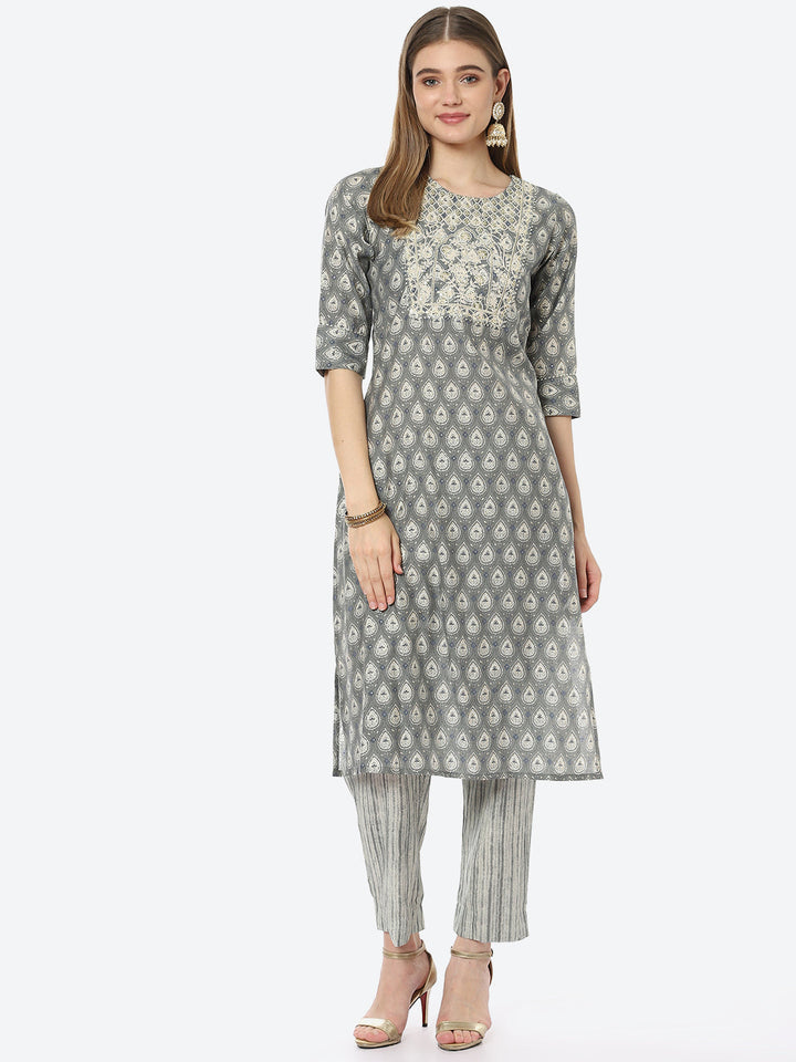 Resham Zari Neck Embroidered Muslin Kurta With Pant