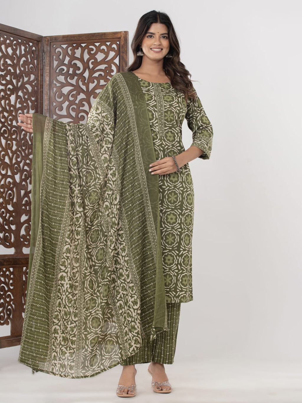 Green Embroidered Cotton Blend Straight Suit Set With Dupatta