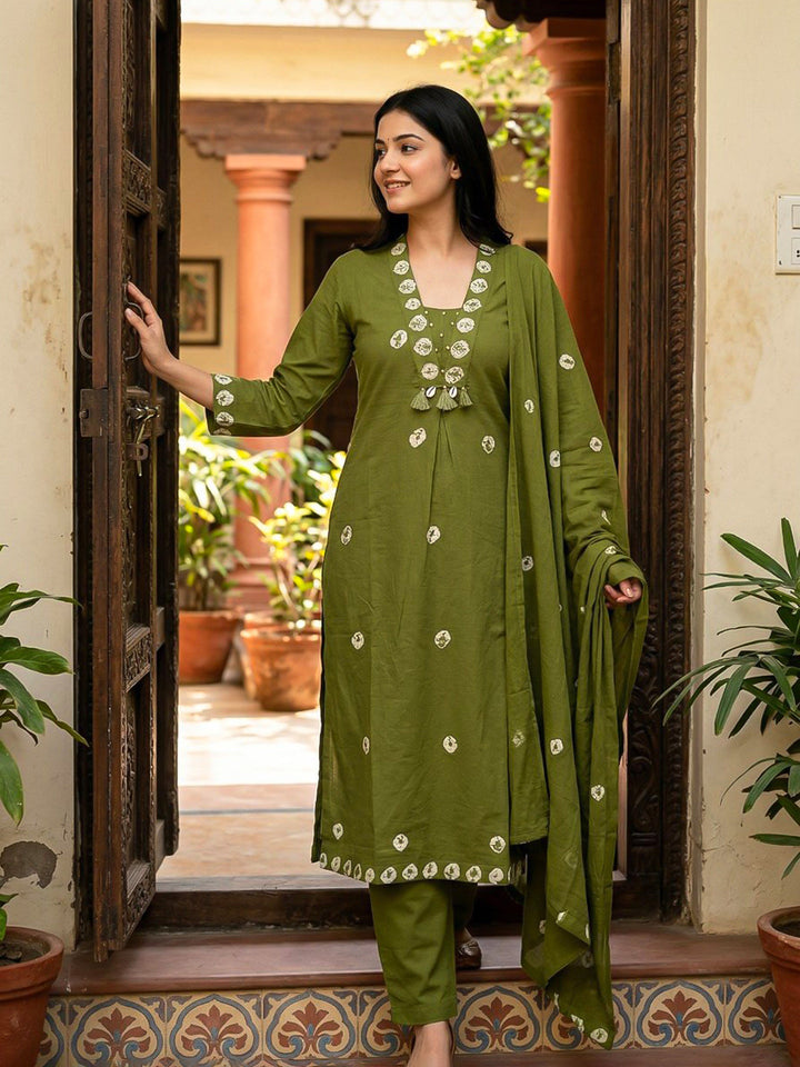 Green Embroidered Cotton Blend Straight Suit Set With Dupatta