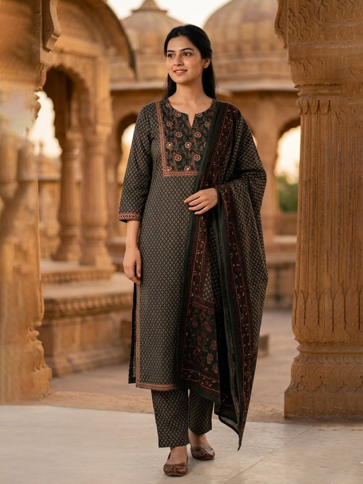 Green Embroidered Cotton Blend Straight Suit Set With Dupatta