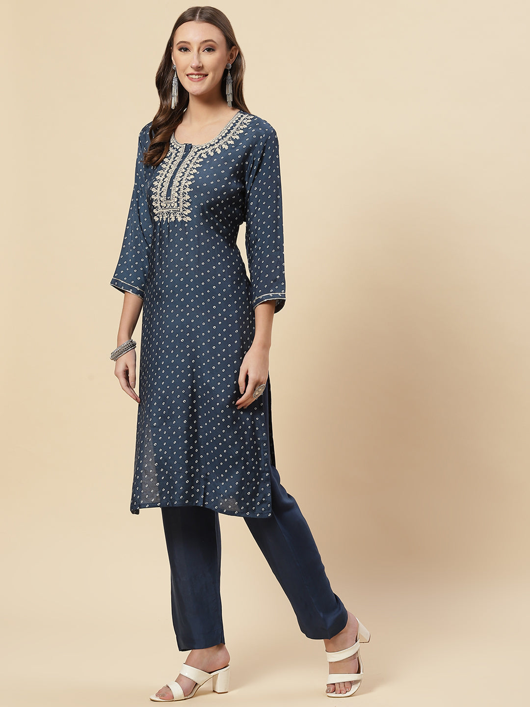 Zari Neck Embroidered Muslin Kurta With Pants