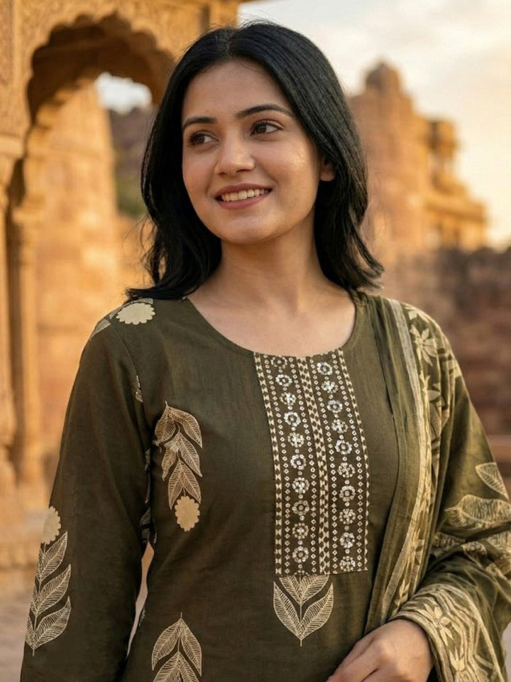 Green Embroidered Cotton Blend Straight Suit Set With Dupatta