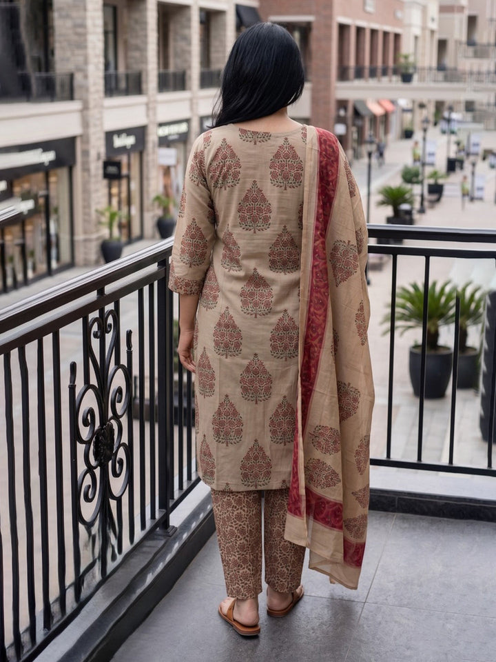 Pink Embroidered Cotton Blend Straight Round Neck Suit Set