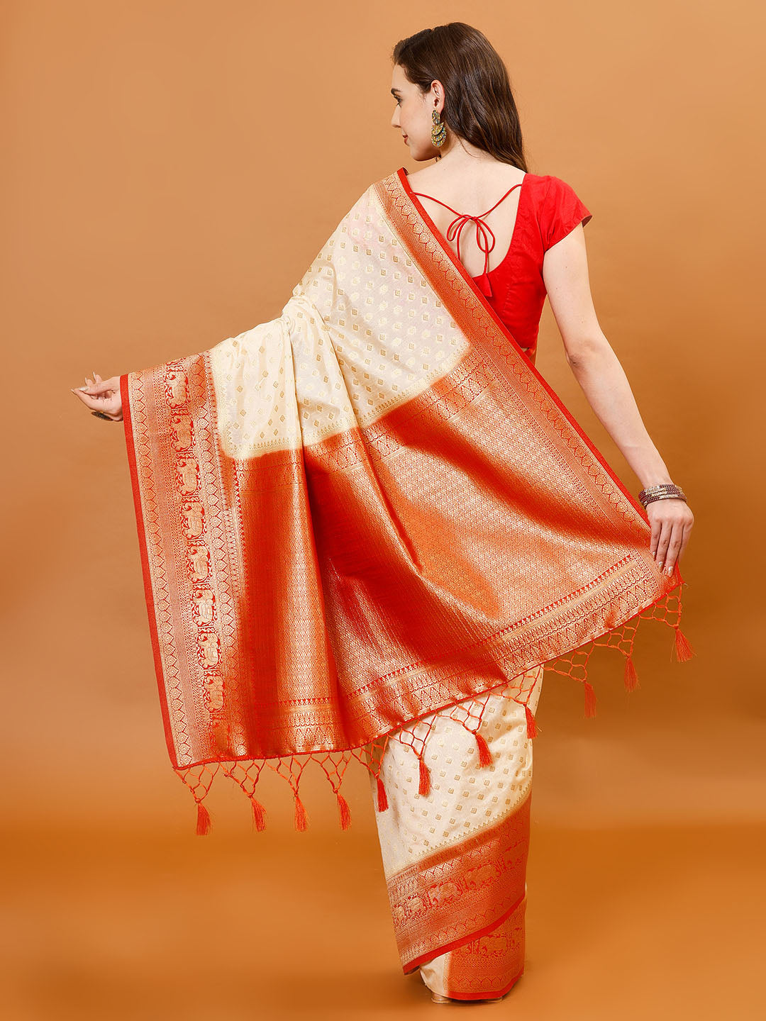 Zari Border Booti Handloom Woven Saree