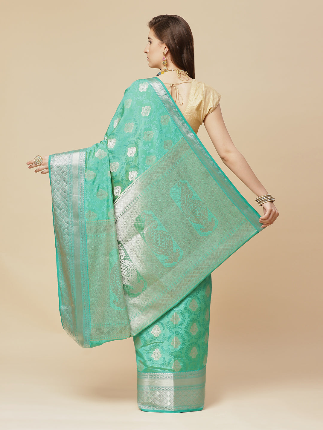 Zari Border Booti Art Handloom Woven Saree