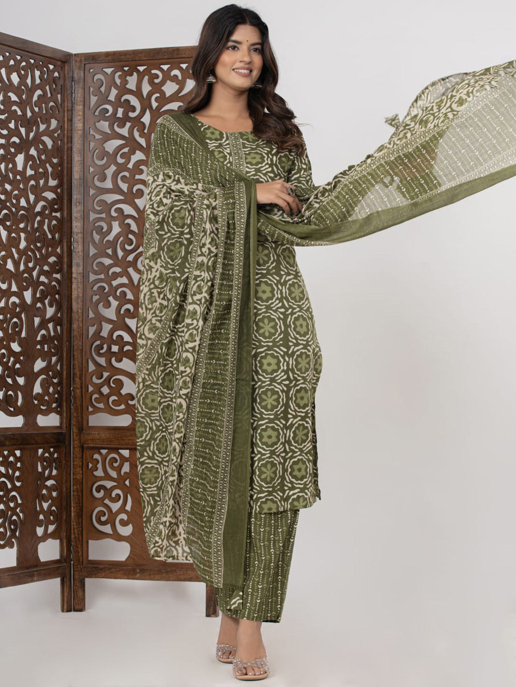 Green Embroidered Cotton Blend Straight Suit Set With Dupatta
