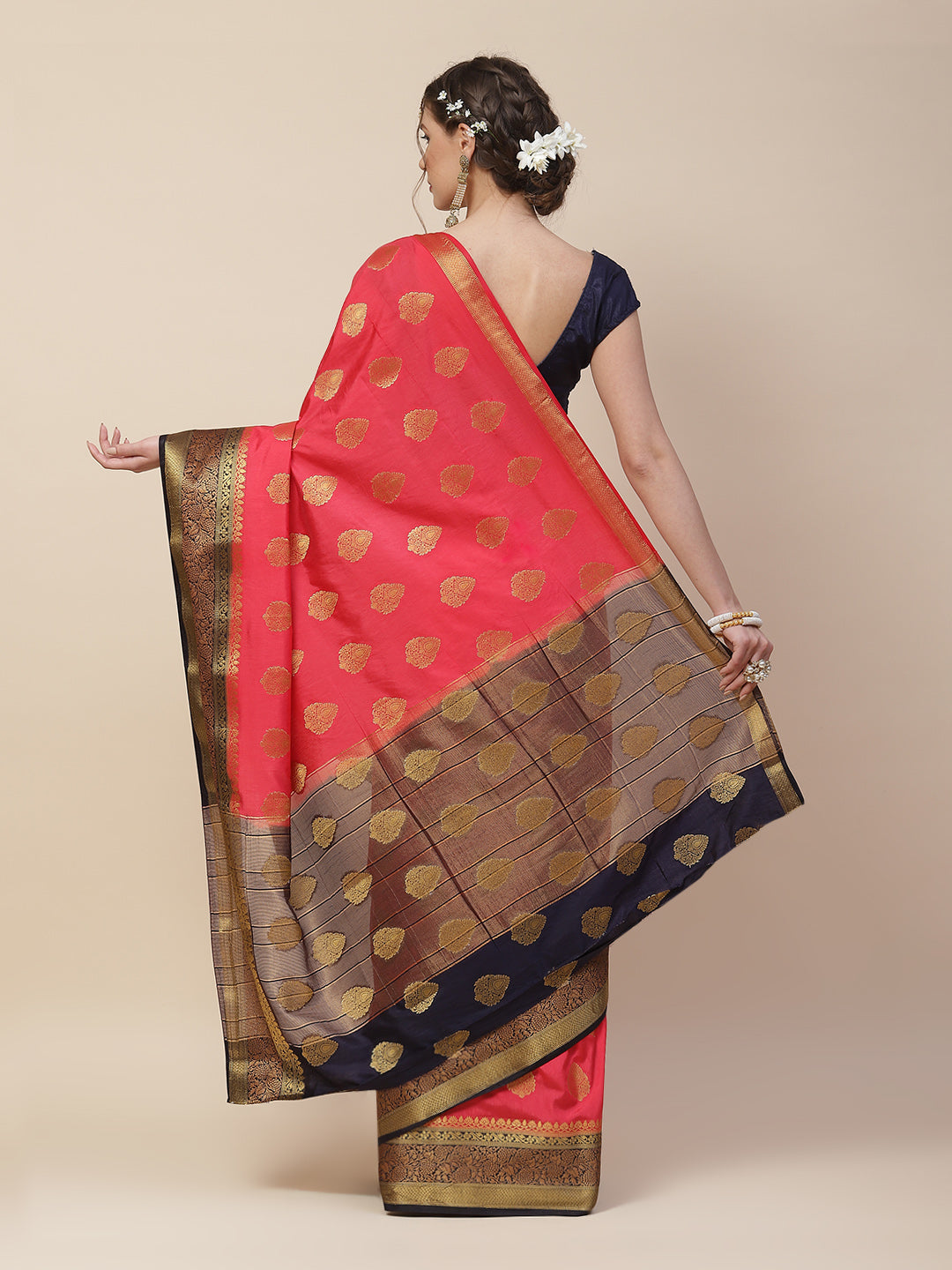 Zari Border Booti Art Handloom Woven Saree