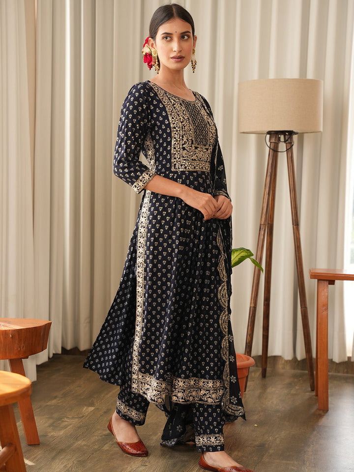 Resham Neck Booti Cotton Kurta With Pants &amp; Dupatta