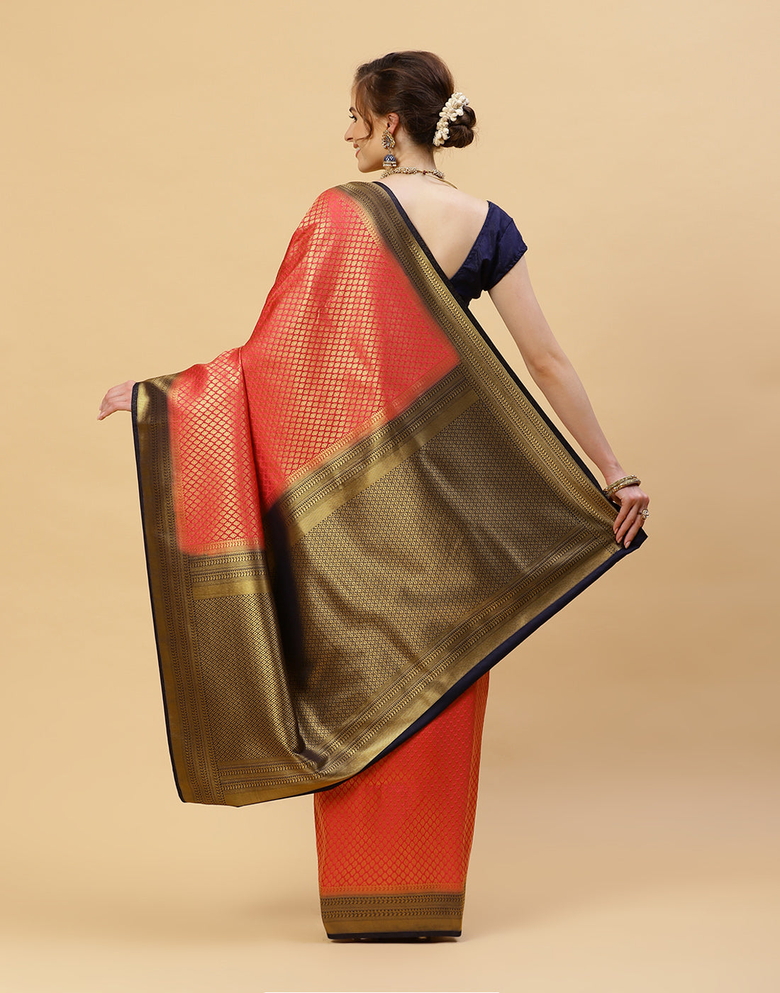 Zari Border Booti Art Handloom Woven Saree