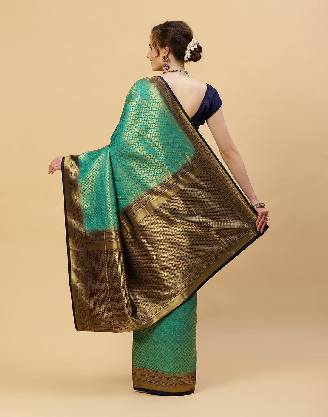 Zari Border Booti Art Handloom Woven Saree