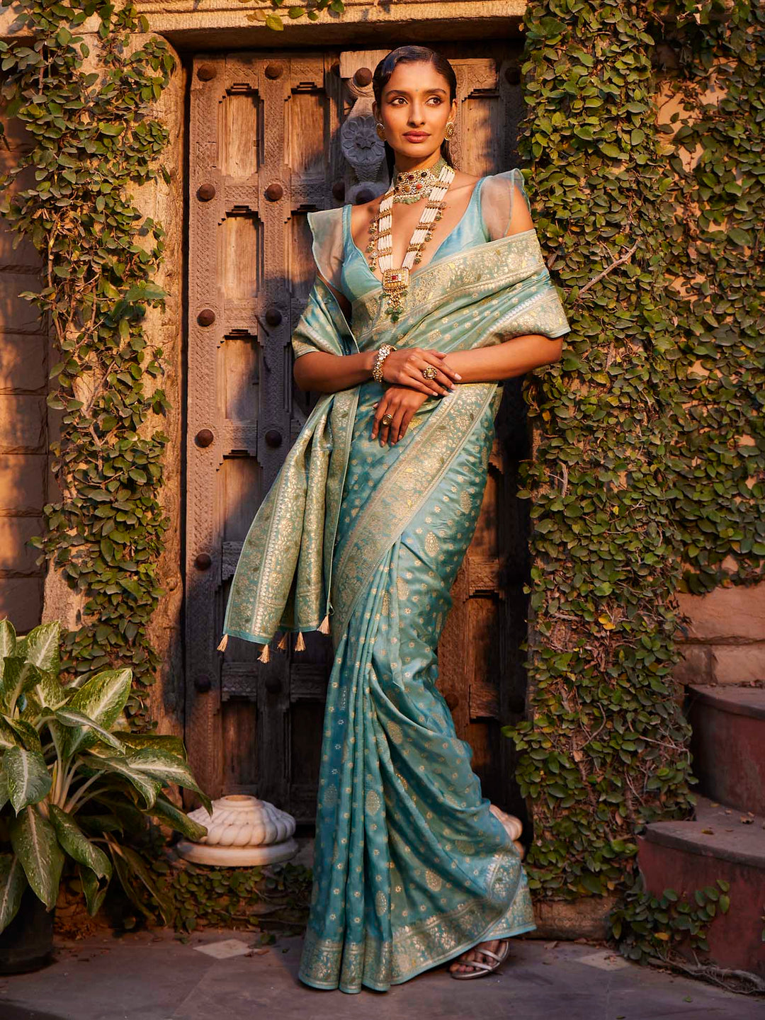Zari Booti Handloom Woven Saree