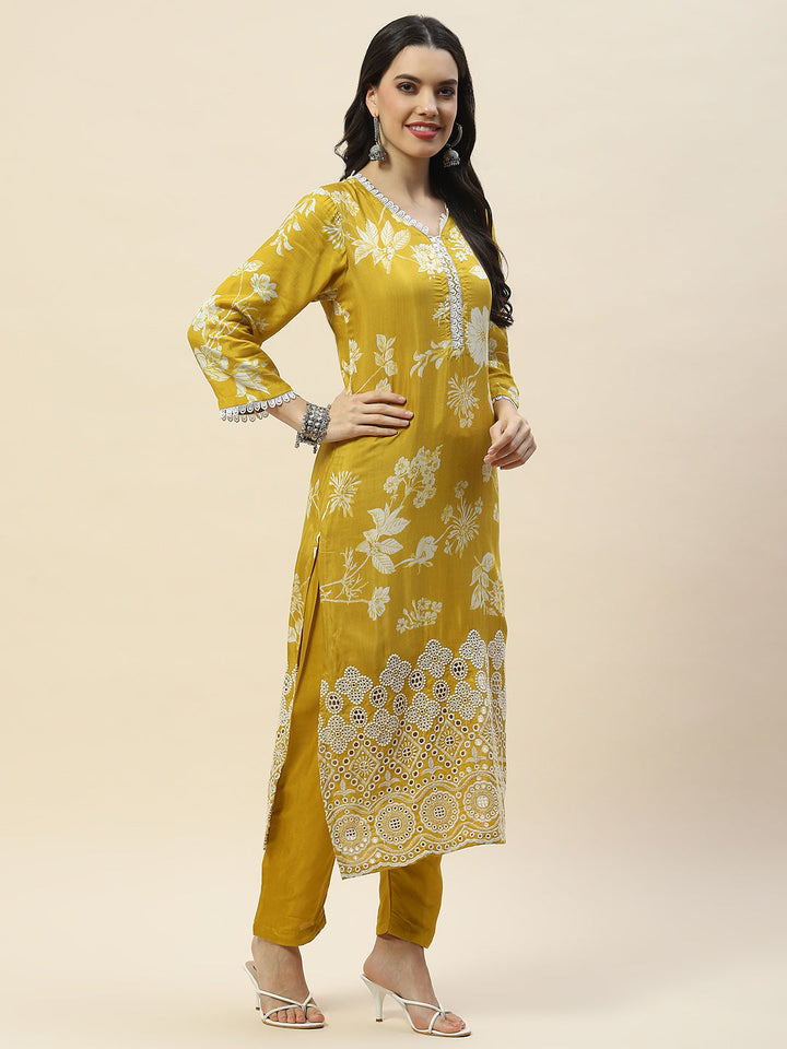 Printed &amp; Embroidered Muslin Kurta With Pants
