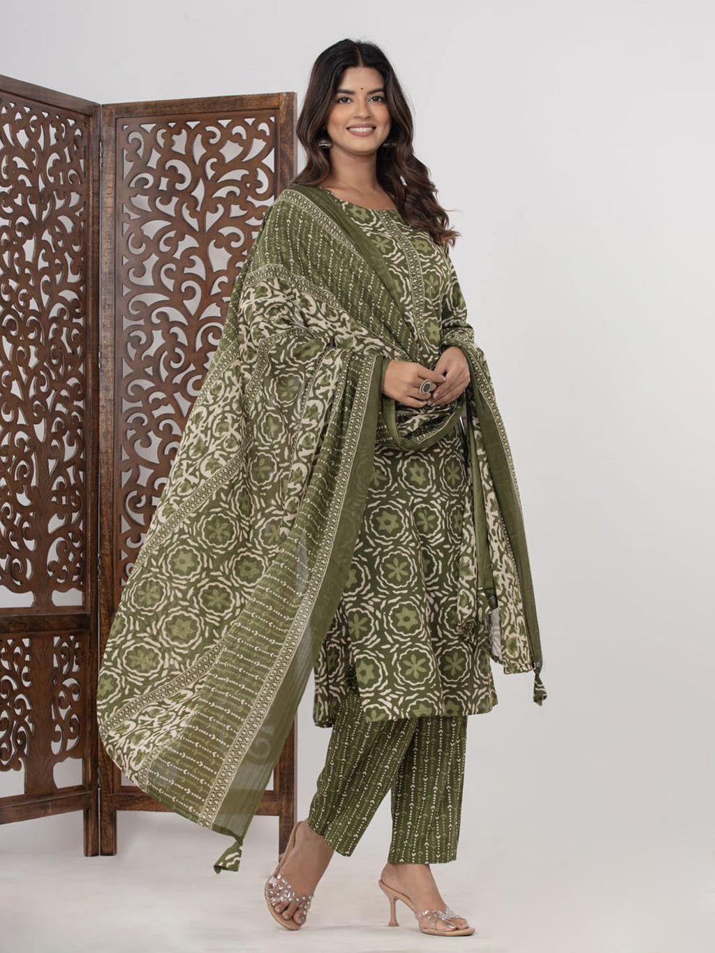 Green Embroidered Cotton Blend Straight Suit Set With Dupatta