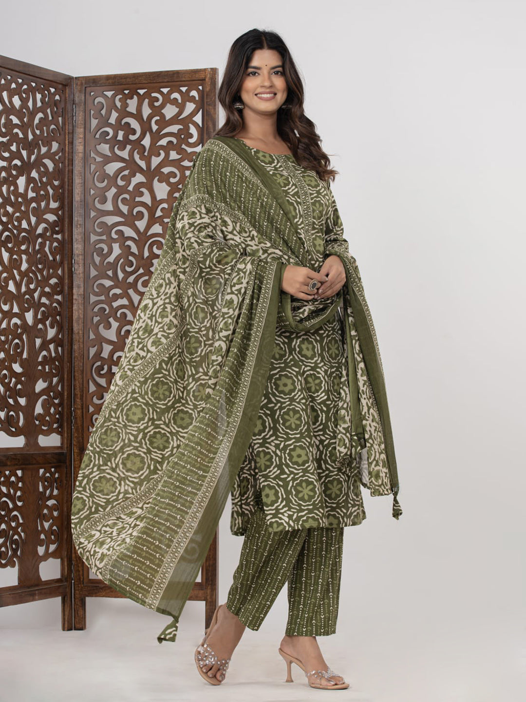 Green Embroidered Cotton Blend Straight Suit Set With Dupatta
