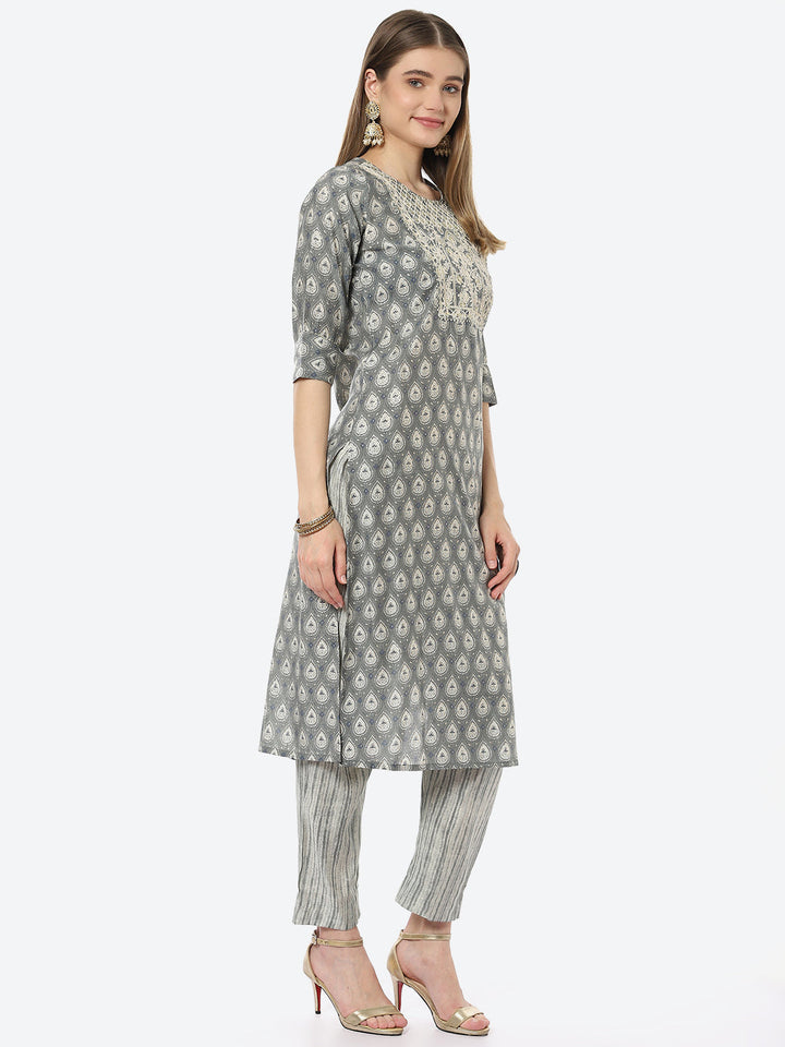 Resham Zari Neck Embroidered Muslin Kurta With Pant