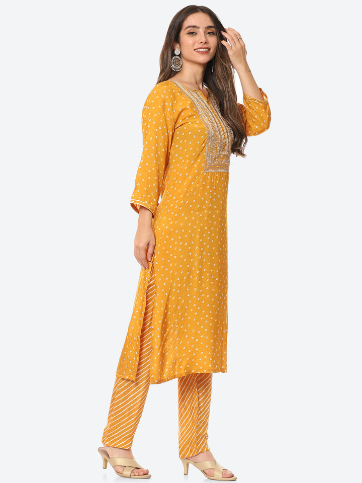Zari Neck Embroidered Muslin Kurta With Pant