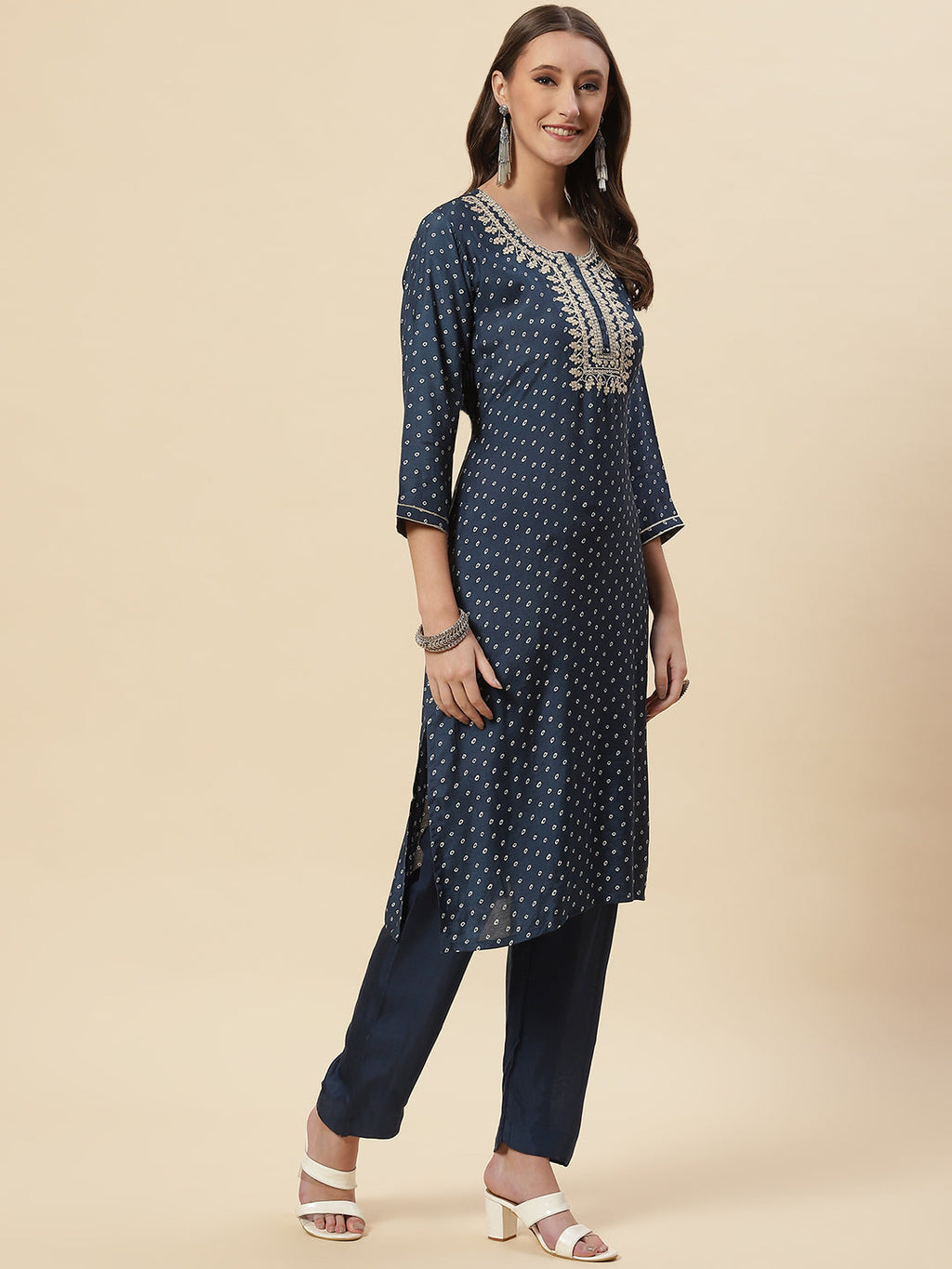 Zari Neck Embroidered Muslin Kurta With Pants