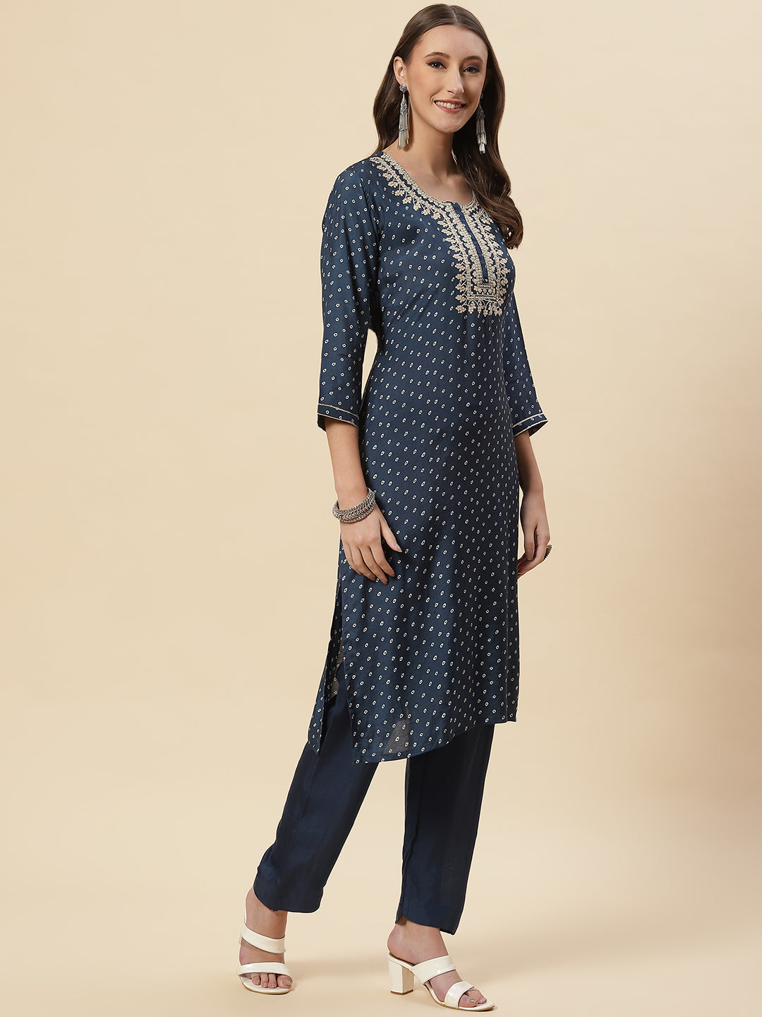 Zari Neck Embroidered Muslin Kurta With Pants