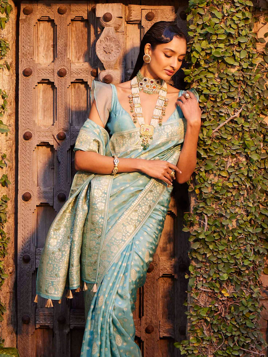 Zari Booti Handloom Woven Saree