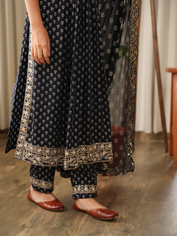 Resham Neck Booti Cotton Kurta With Pants &amp; Dupatta