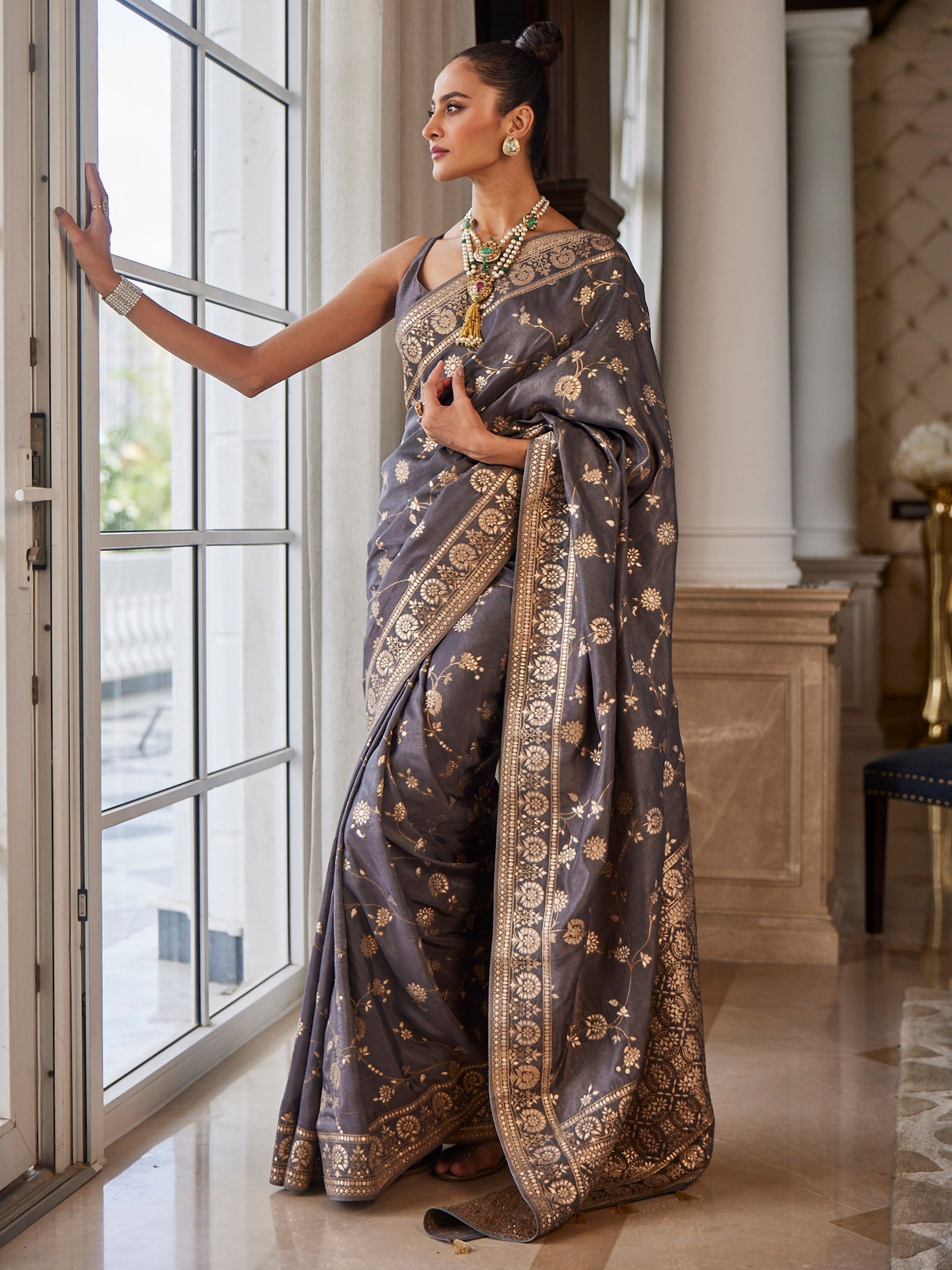 Floral Zari Jaal Dola Handloom Saree