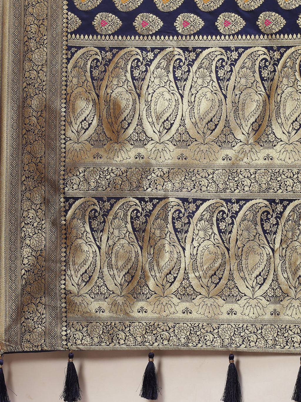 Zari Border Booti Handloom Woven Saree