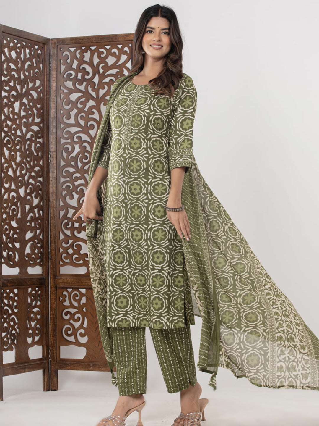 Green Embroidered Cotton Blend Straight Suit Set With Dupatta