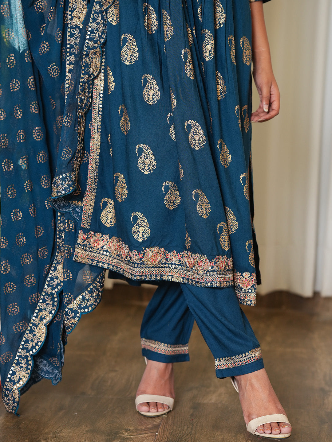 Zari Booti & Paisley Printed Kurta With Pants & Dupatta