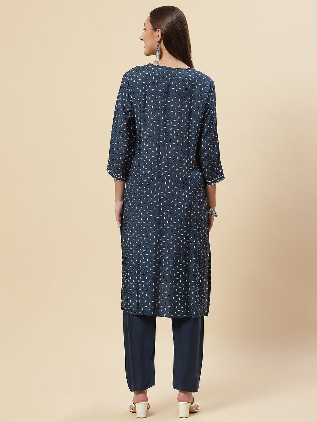 Zari Neck Embroidered Muslin Kurta With Pants