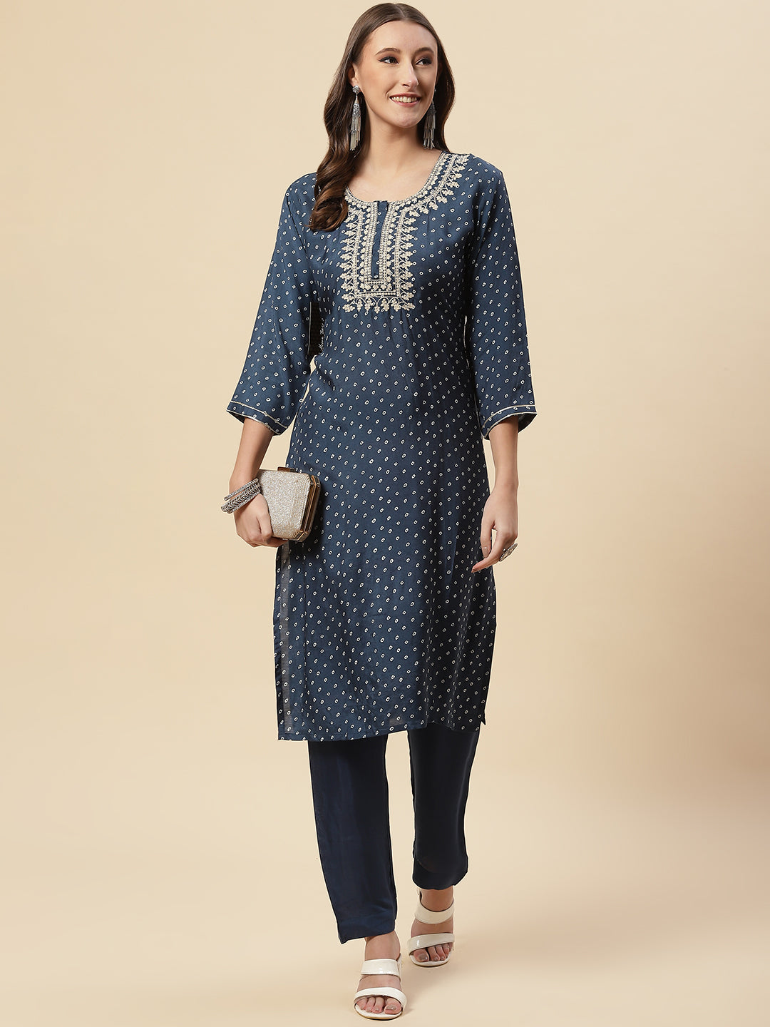 Zari Neck Embroidered Muslin Kurta With Pants
