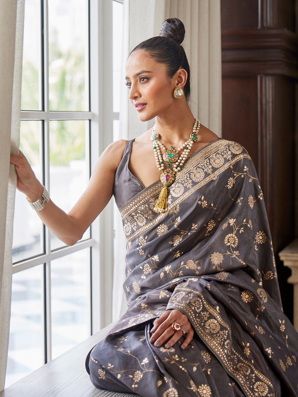 Floral Zari Jaal Dola Handloom Saree