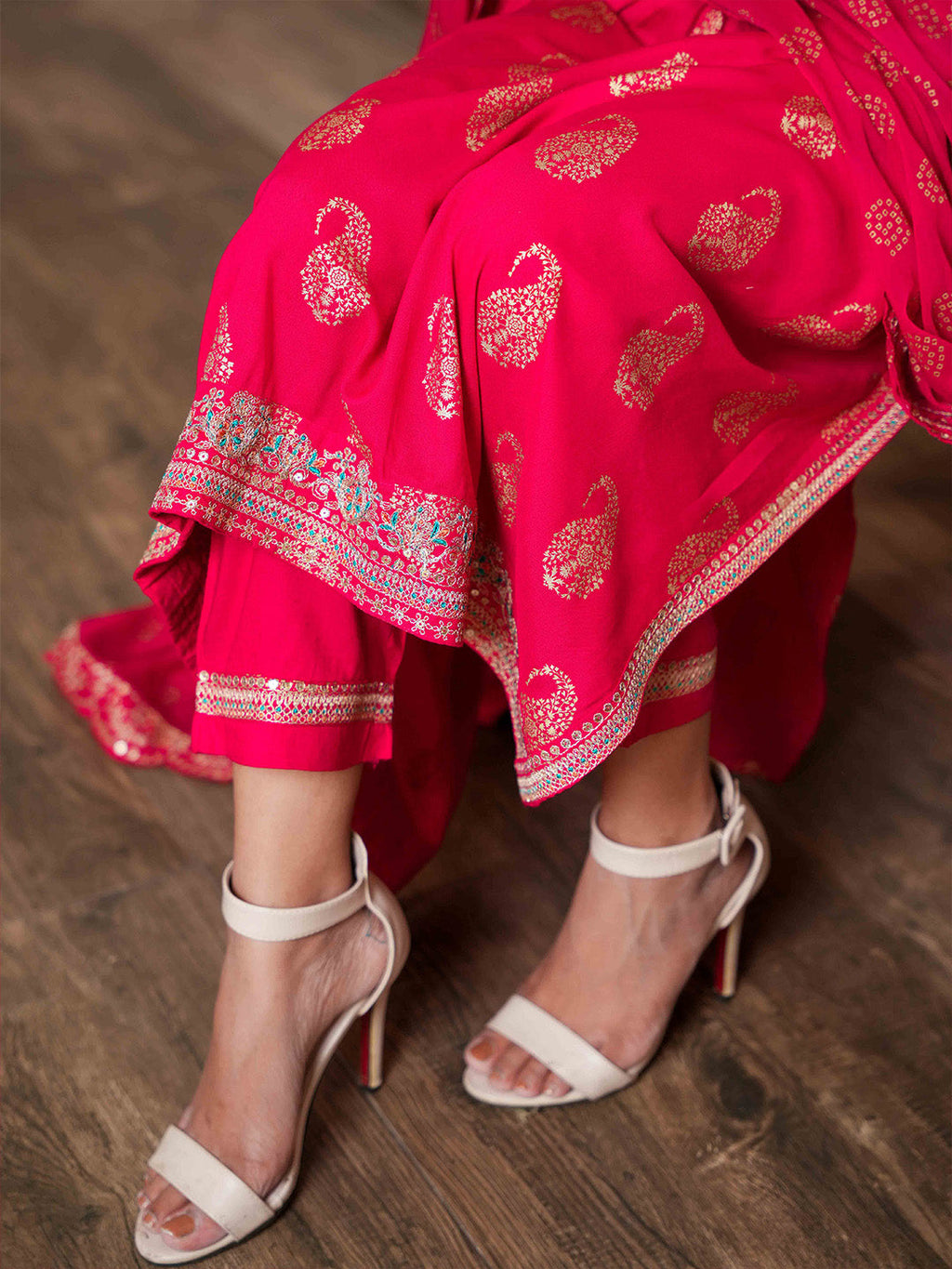 Zari Booti & Paisley Printed Kurta With Pants & Dupatta