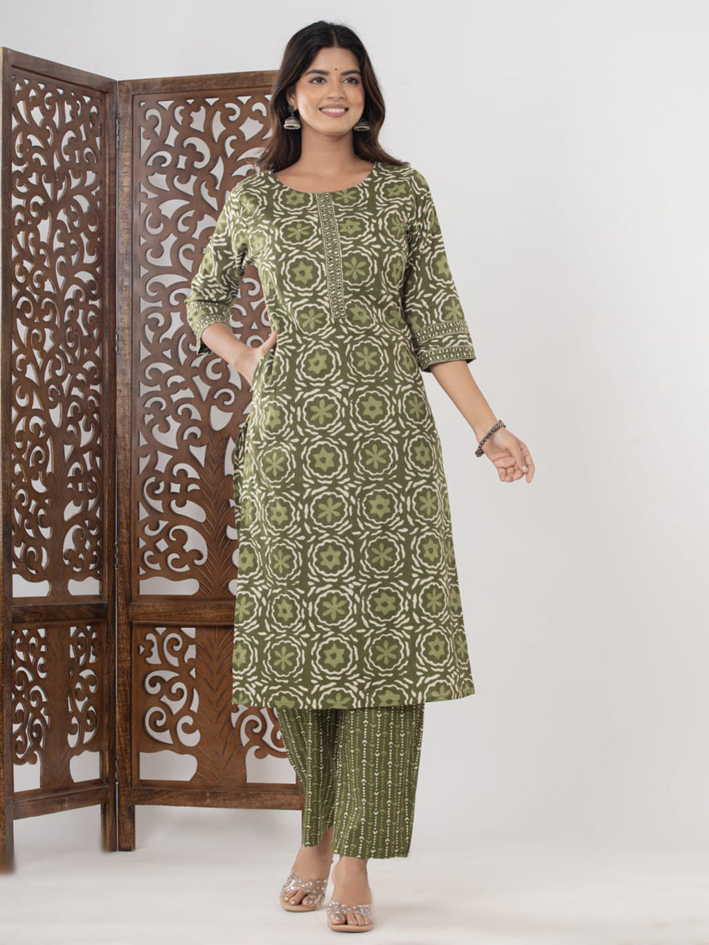 Green Embroidered Cotton Blend Straight Suit Set With Dupatta