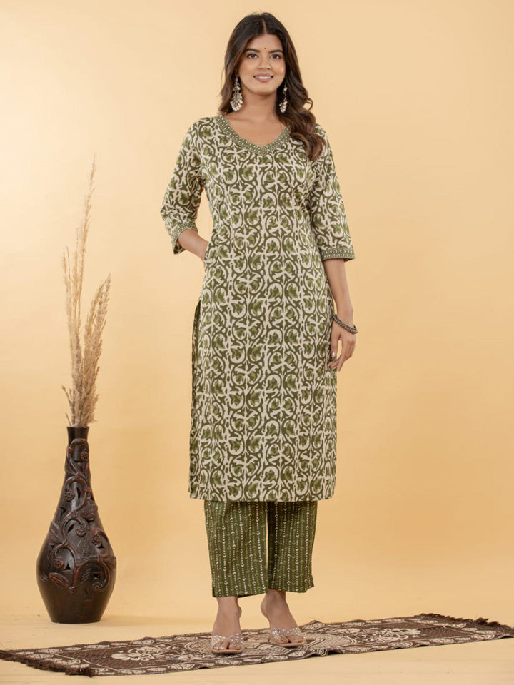 Green Embroidered Cotton Blend Straight Suit Set With Dupatta