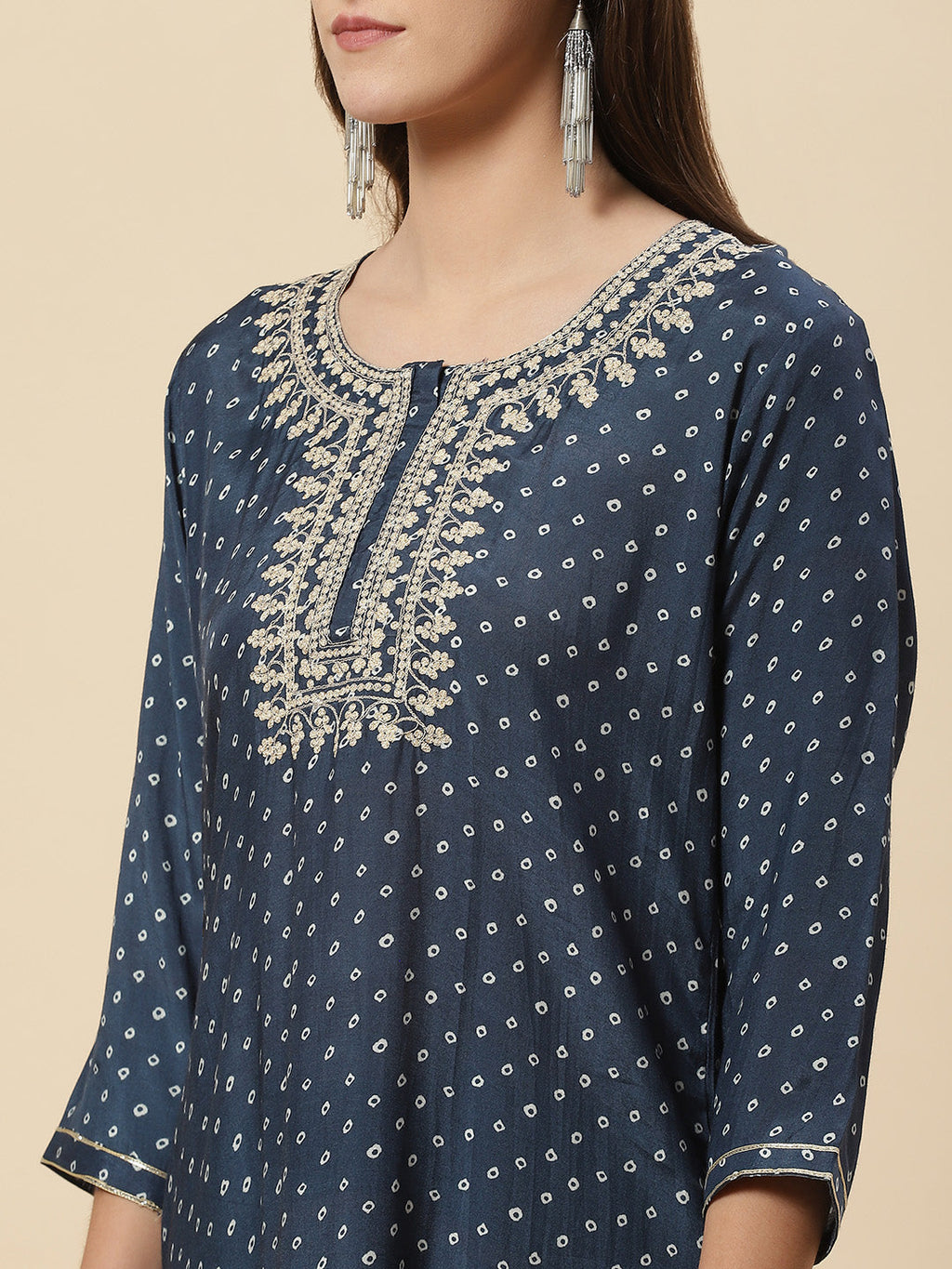 Zari Neck Embroidered Muslin Kurta With Pants