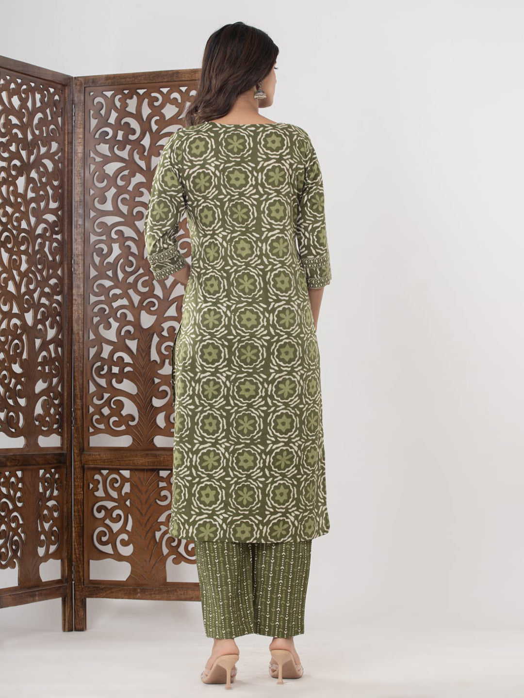 Green Embroidered Cotton Blend Straight Suit Set With Dupatta