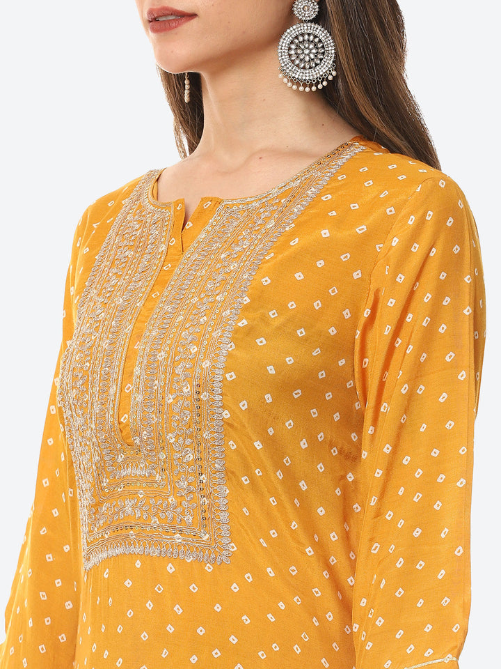 Zari Neck Embroidered Muslin Kurta With Pant