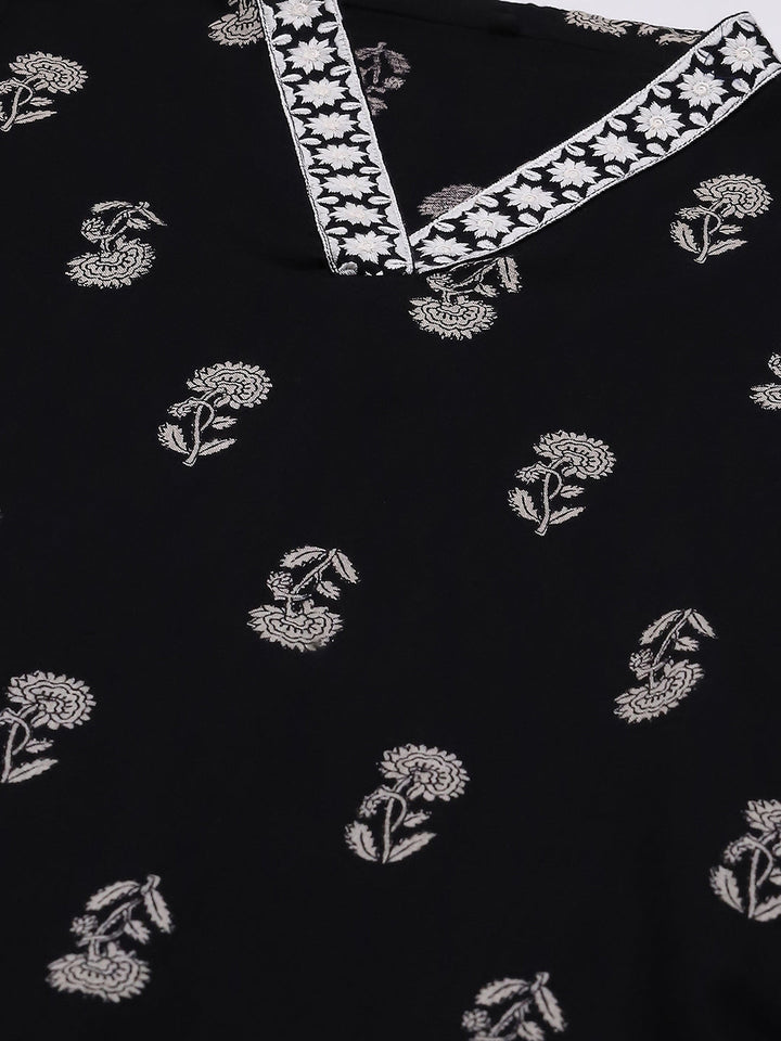 Printed Neck Embroidered Cotton Blend Kurta
