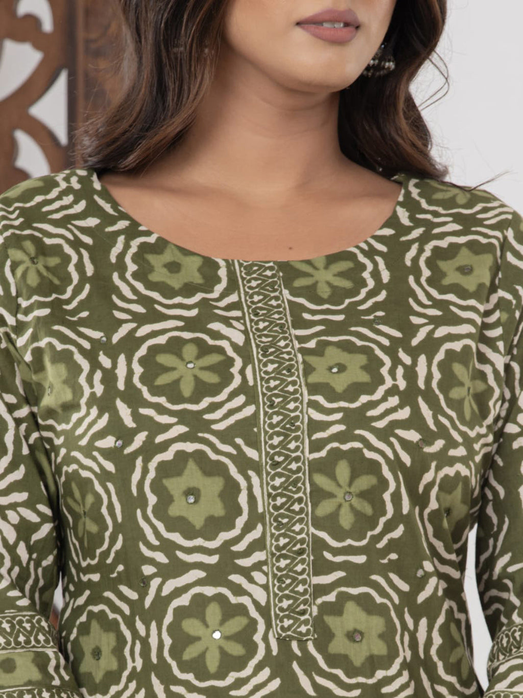 Green Embroidered Cotton Blend Straight Suit Set With Dupatta