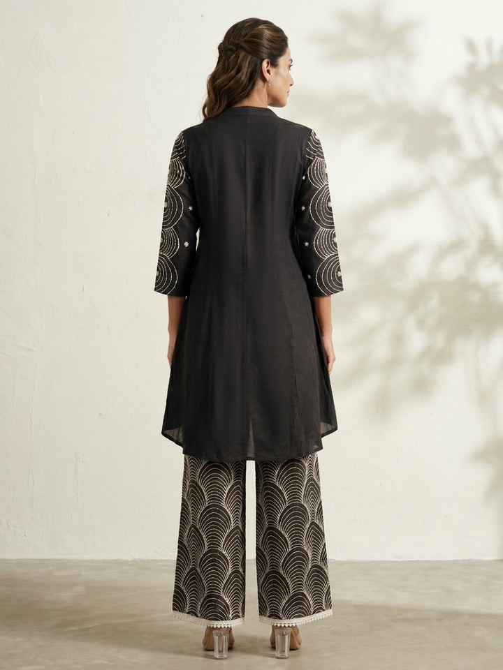 Black Embroidered Cotton Blend Round Neck Straight Kurta With Pant