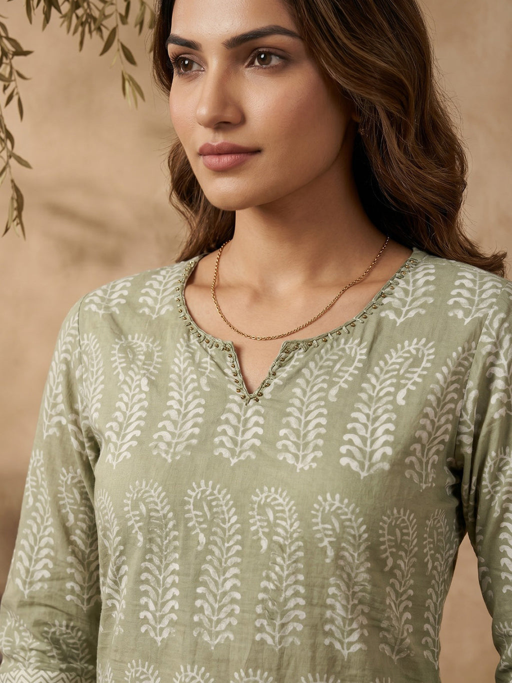 Green Cotton Blend Round Neck Embroidered Kurta