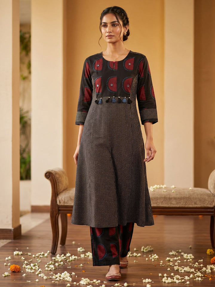 Black Embroidered Cotton Blend Round Neck Straight Kurta With Pant